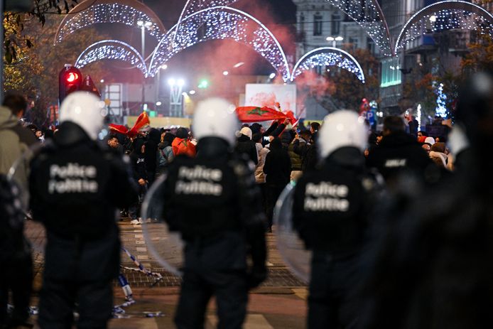 Aanhangers van Marokko vieren feest in de straten van Brussel onder toeziend oog van de politie. (01/12/22)