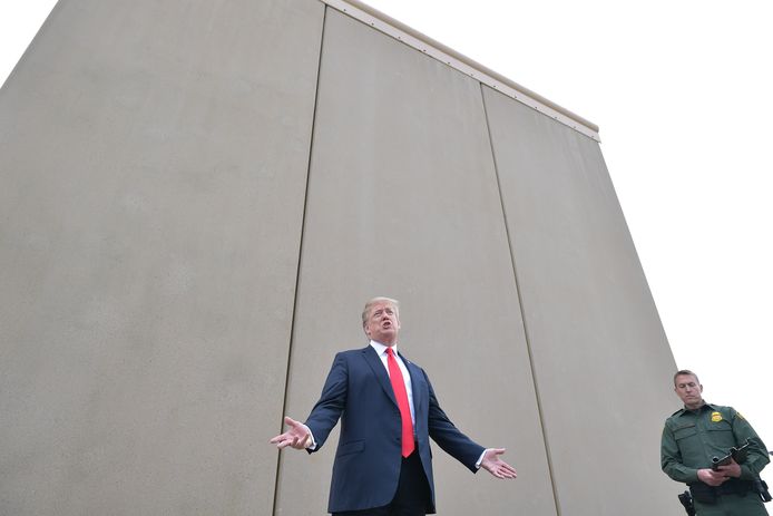 President Donald Trump inspecteert een prototype van een grensmuur, die hij wil gaan bouwen op de grens met Mexico.