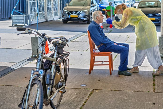 Met de fiets door de coronatestraat? Dat mag, al geeft de GGD de voorkeur aan de auto. Ook op de nieuwe locaties die per 1 september opengaan.