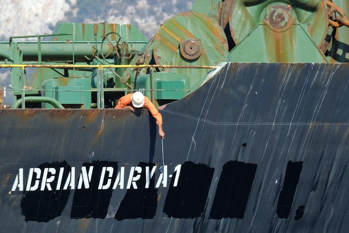 Een crewlid checkt de naam van de tanker, Adrian Darya, die voorheen bekend was als de Grace 1.