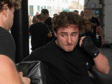 Emotioneel eerbetoon in Warnsveld voor Turkse oud-kickbokser Sal is voltreffer: ‘Precies zoals pa zou hebben gewild’