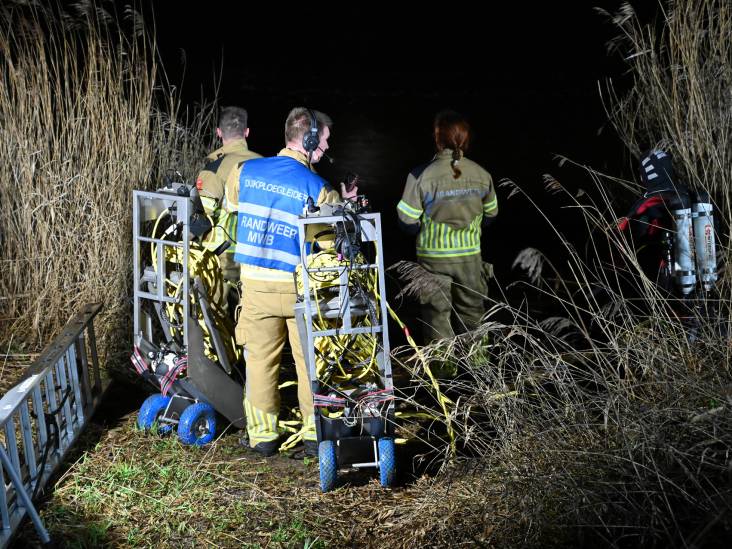 Bestuurder belandt met bestelbus in het water in Terheijden