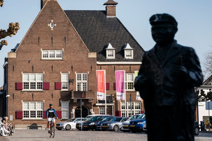 Het gemeentehuis van Boxtel met op de voorgrond het standbeeld van straatveger 'Stop Voets'