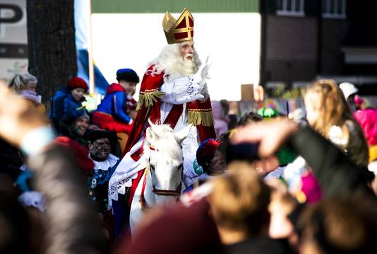 Sinterklaas begeeft zich te paard naar de Zaanse Schans