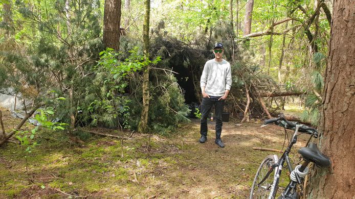 Deze man uit Letland woont al zeven maanden in een hutje in de bossen bij Mierlo