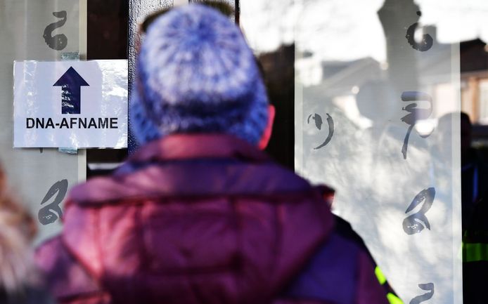 Een man staat in de rij voor een afnamelocatie waar DNA afgestaan kan worden in het verwantschapsonderzoek rondom de moord op Nicky Verstappen. De elfjarige jongen werd twintig jaar geleden op de Brunssummerheide vermoord.
