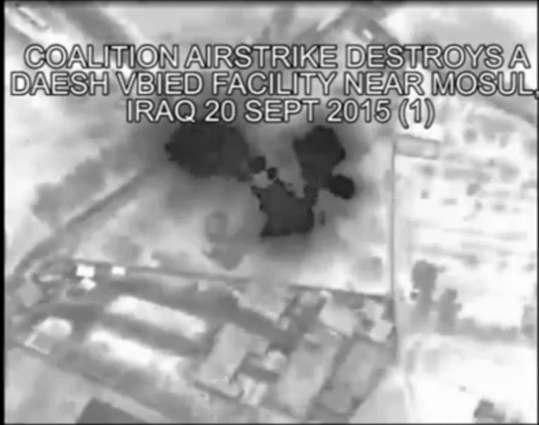 Een video onder de kop 'Coalition Airstrike Destroys Daesh VBIED Facility Near Mosul, Iraq 20 Sept 2015 ' laat zien dat het geen ongeluk was. Twee explosies kort na elkaar maken beide huizen en hun bewoners met de grond gelijk. Beeld .