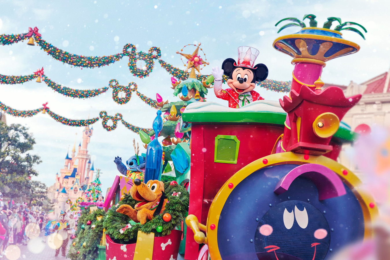 In totaal verzorgen bijna 100 dansers, Disney-figuren en andere artiesten meerdere keren per dag Mickey’s Dazzling Christmas Parade
