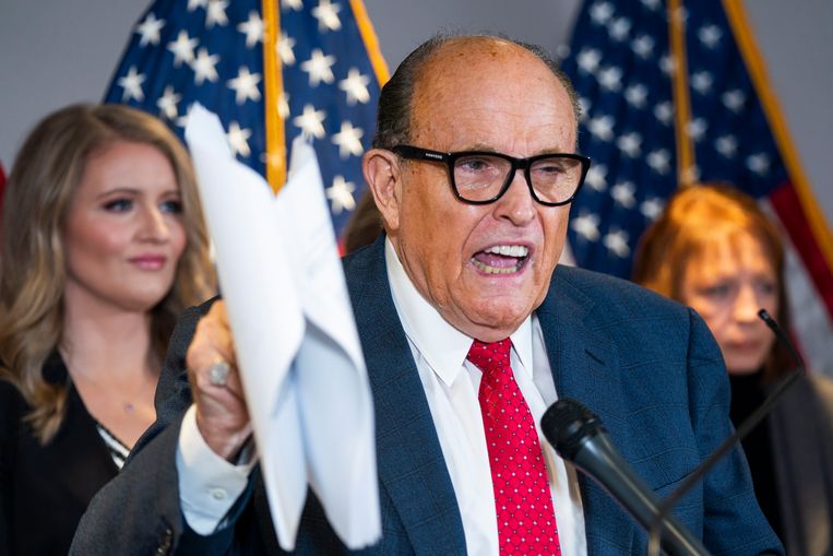 Rudy Giuliani  spreekt in november 2020 over het verkiezingsverlies van Donald Trump.  Beeld EPA