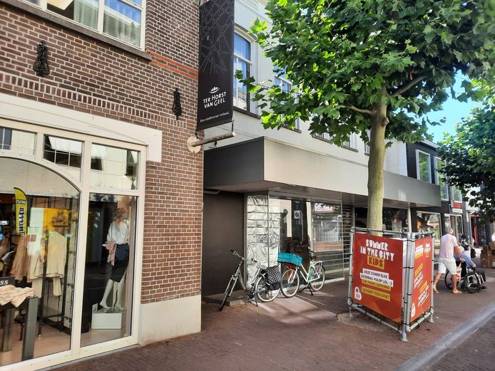 Het grijze winkelpand naast Ter Horst van Geel gaat plat. Er komt een nieuwe winkel met negen betaalbare huurappartementen voor terug.
