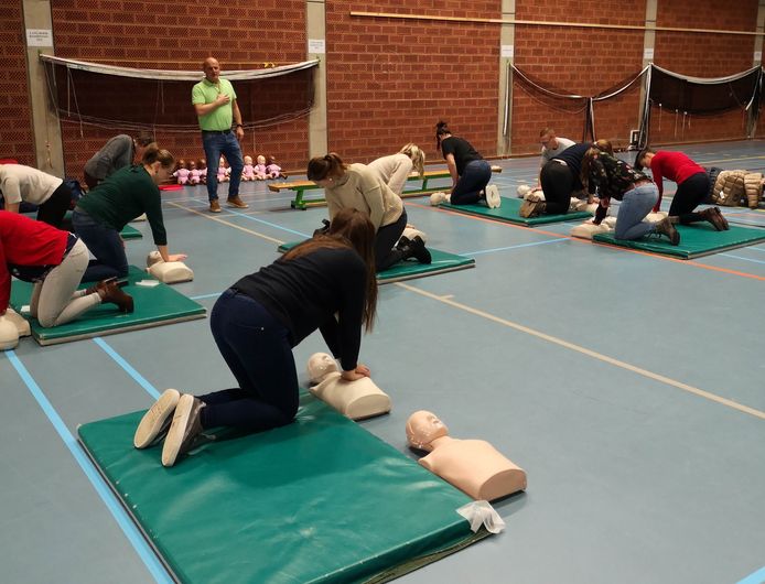 De opleiding reanimatie in Meulebeke was een groot succes.