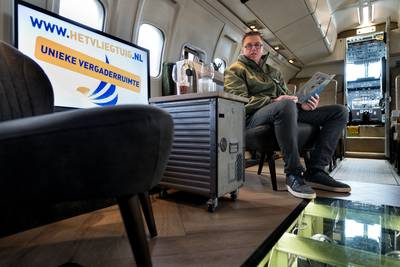 Tonnie maakt vergaderruimte van zijn vliegtuig: ‘Veiligste van Nederland, met vier nooduitgangen’