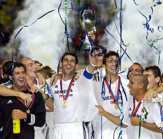 Hierro viert de Europese Supercup in 2002.