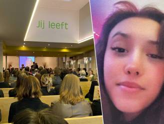 Guitige lach van verongelukte Ikram (17) galmt door aula tijdens afscheidsplechtigheid: “Jouw stem zal ik nooit kunnen vergeten”