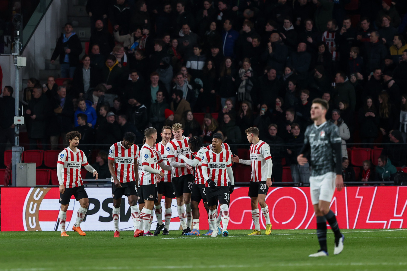 PSV wil het eigen stadion verbeteren, gaat definitief verder met een ‘all in’ seizoenkaart en