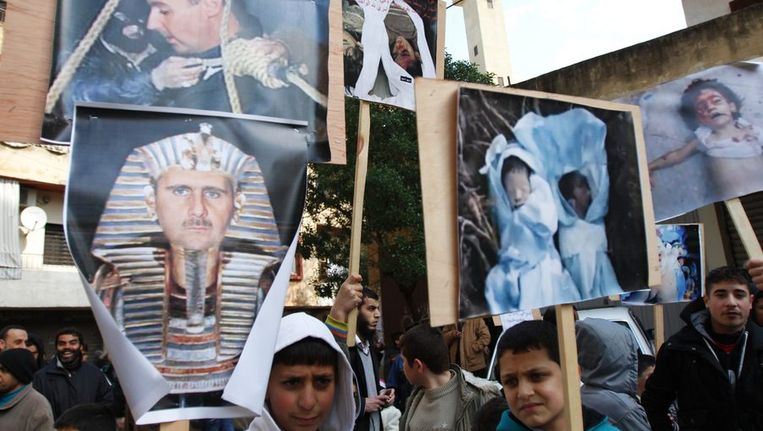 Libanezen en Syriërs in Libanon protesteren in Libanon, gisteren. © Reuters Beeld 