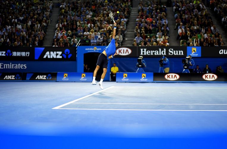 Novak Djokovic serveert tegen Stanislas Wawrinka. Beeld epa