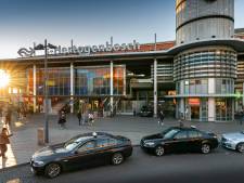 Man slaat wildvreemden en spuugt iemand in gezicht op station van Den Bosch