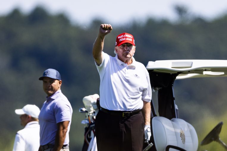 Voormalig president Donald Trump, eerder deze week op zijn golfterrein in Virginia. Beeld ANP / EPA
