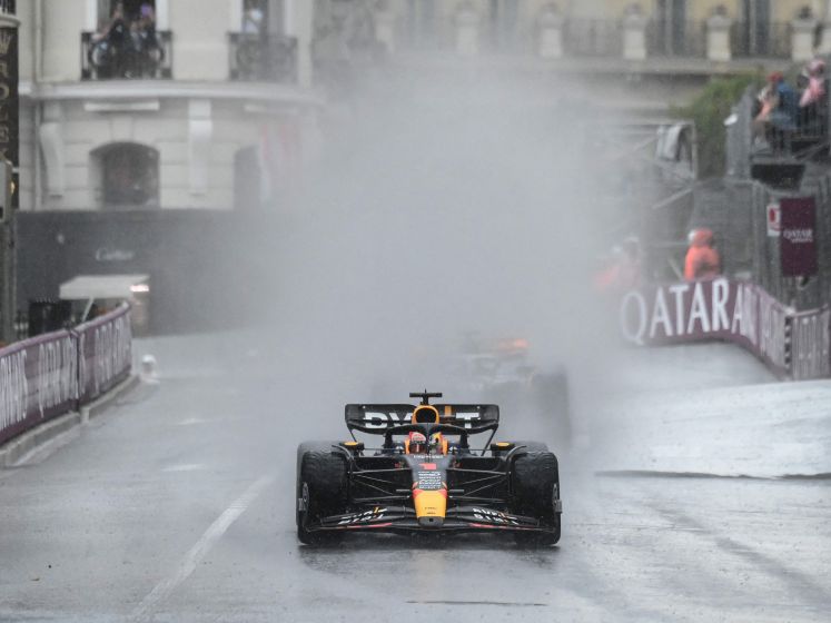 Glibberend maar met overmacht wint Max Verstappen zijn tweede GP van Monaco 