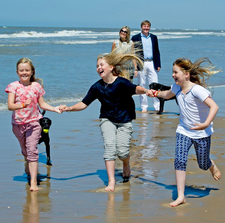Wassenaar, 10 juli 2015: koning Willem-Alexander en koningin Máxima met hun dochters Catharina-Amalia, Alexia en Ariane en de honden Skipper en Nala. Beeld © RVD - Robin Utrecht