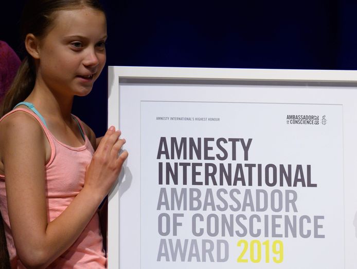 Greta Thunberg poseert met de ‘Ambassadeur van het Geweten’-prijs van Amnesty International.