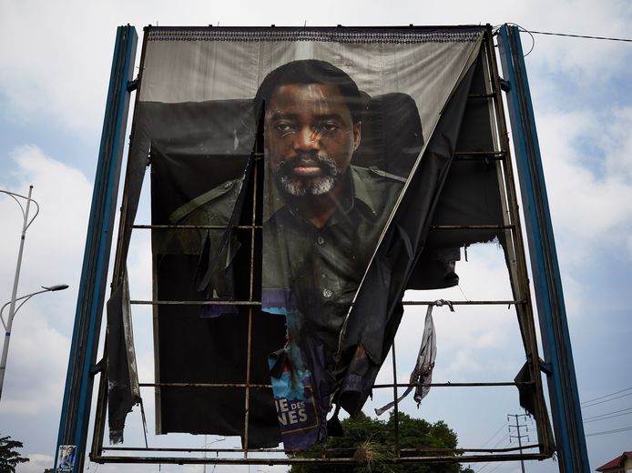 Een enorme poster van de aftredende Congolese president Joseph Kabila, die door zijn tegenstanders in brand is gestoken in Limete in de Congolese hoofdstad Kinshasa.
