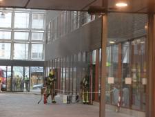 Kantoor aan Waldorpstraat vult zich met rook door brand in technische ruimte