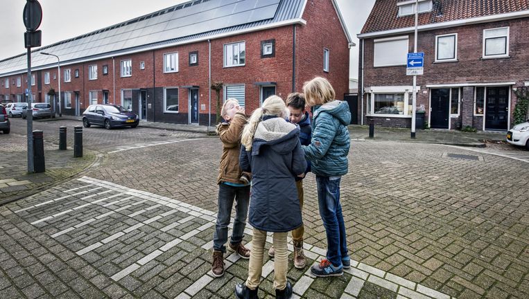 In de Le Sage ten Broekstraat in Tilburg missen sommigen hun oude cv Beeld Raymond Rutting