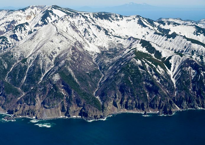 Un luogo al largo della costa della penisola di Shiretoko dove i soccorritori stanno cercando quelli a bordo della barca turistica affondata.