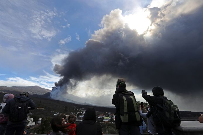 De bewoners van La Palma gaan de achtste week in dat de vulkaan op de berg Cumbre Vieja lava en as spuwt. Zelfs vulkanologen durven niet voorspellen hoelang de vulkaan nog actief zal  blijven.