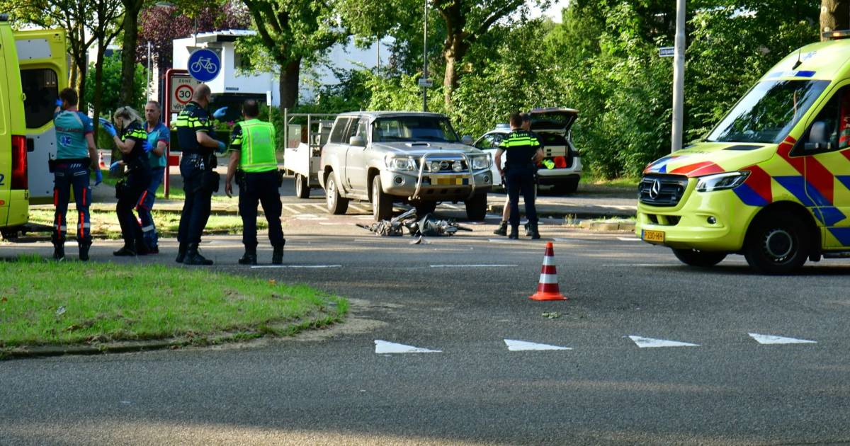 Fietsster raakt zwaargewond bij aanrijding met auto in Oss, traumahelikopter ingezet.