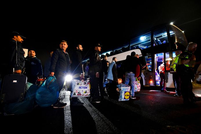 Asielzoekers bij het overvolle aanmeldcentrum in Ter Apel worden overgebracht naar opvanglocaties verspreid over Nederland.