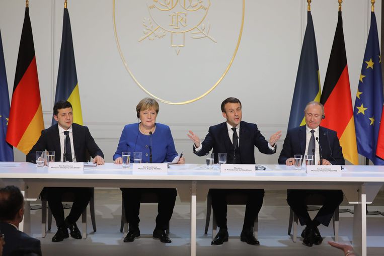 Volodymyr Zelensky, Angela Merkel, Emmanuel Macron en Vladimir Poetin op een persconferentie in Parijs.  Beeld AFP