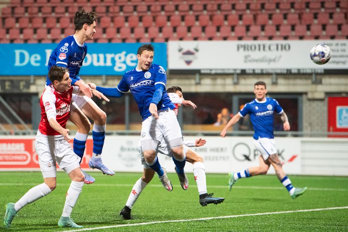 Steven van der Heijden (midden) kopt de 0-1 binnen voor FC Den Bosch. Op de achtergrond kijkt Jizz Hornkamp, die aan de basis van de winnende aanval stond, toe.