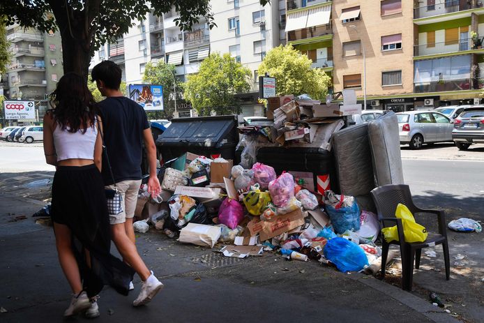 Rome heeft een enorm vuilnisprobleem. Het huisvuil stapelt zich geregeld op.