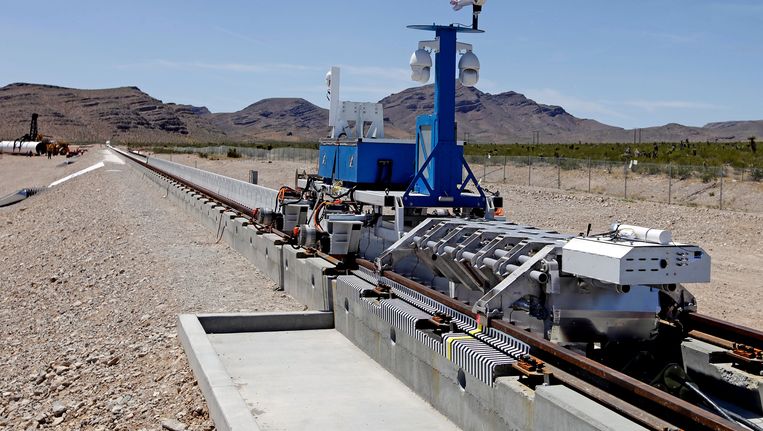 De eerste test met het aandrijvingssysteem van de Hyperloop in de woestijn bij Las Vegas. Beeld afp