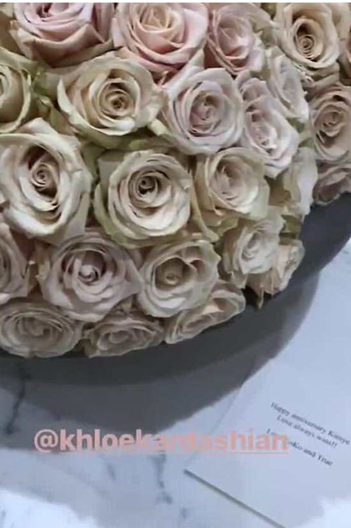 Kim Kardashian deelde een foto van de bloemen en het kaartje via haar Instagram Stories.