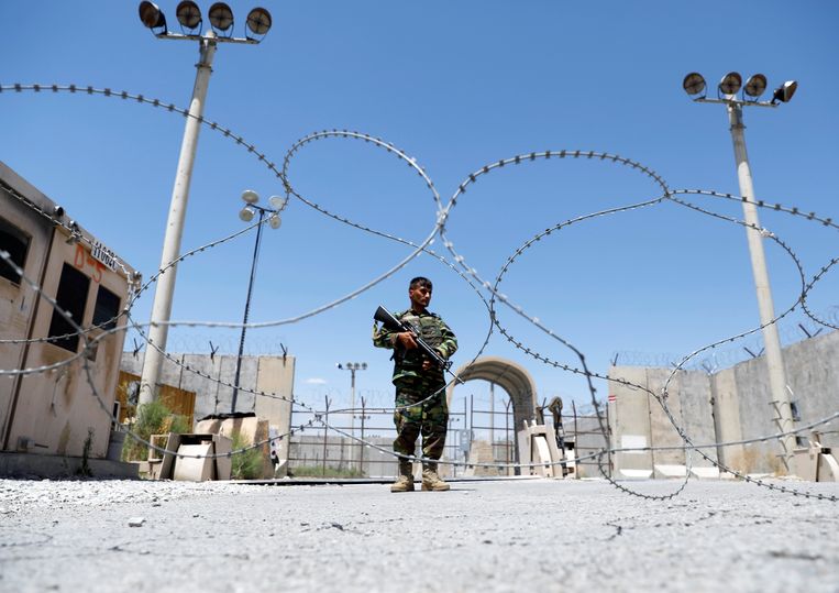 Een Afghaanse militair houdt de wacht bij de Amerikaanse luchtmachtbasis van Bagram, op de dag dat de Amerikanen vertrekken. Beeld Reuters