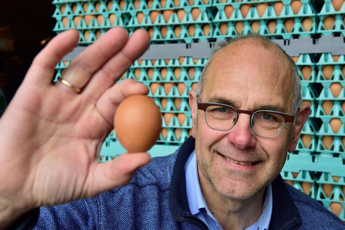 Kees de Jong is boegbeeld van de pluimveehouders, een sector die momenteel zwaar wordt getroffen door de vogelgriep.