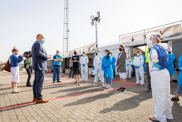 Duchateau bedankt medewerkers van het testdorp aan Spoor Oost bij de inenting van de 100.000e patiënt begin april.