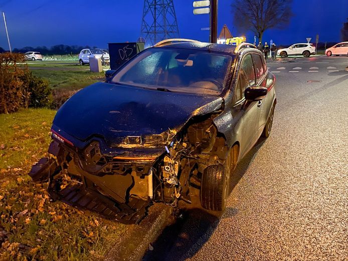 Veel schade aan een betrokken auto na het ongeluk in Enschede