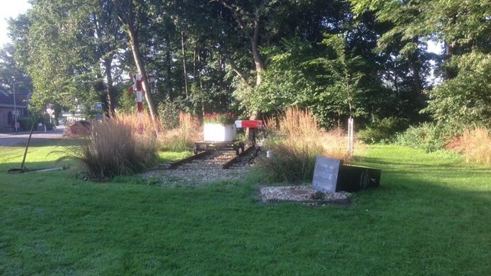 Het vernielde oorlogsmonument staat dicht bij de grensovergang.