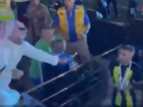 Bizarre beelden: ploeggenoot Karim Benzema krijgt klappen met riem na verloren supercup Saoedi-Arabië