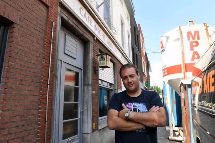 Een archiefbeeld van Danny Junior aan het café Night & Day.