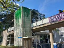 Extinction Rebellion protes­teert op Tilburgse universi­teit: ‘Ons prachtige gebouw is helemaal besmeurd’