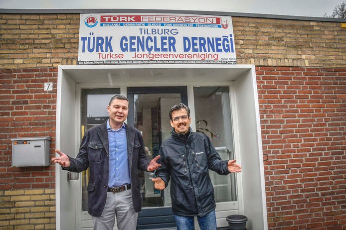 ,,Wees welkom". Voorzitter Ali Yildiz (rechts)  en vice-voorzitter Etem Bardakci voor het nieuwe pand aan de Eilenbergstraat dat vrijdag wordt geopend.