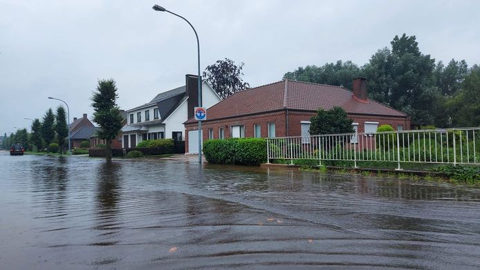 De Aa in Turnhout is uit haar oevers getreden. Enkele straten staan blank.