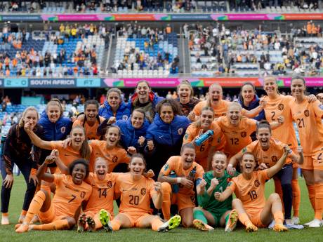 ‘Mind your step’ voor de Oranje Leeuwinnen: ‘Wij doen niet alleen mee aan het WK voetbal, ook aan het WK vliegen’
