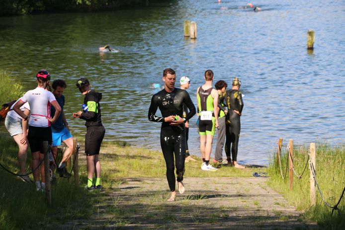 Collin Denekamp uit Borne voltooide de Iron Man in Kopenhagen. Op de foto heeft hij zojuist het water verlaten tijdens een proeftriatlon op het Hulsbeek.